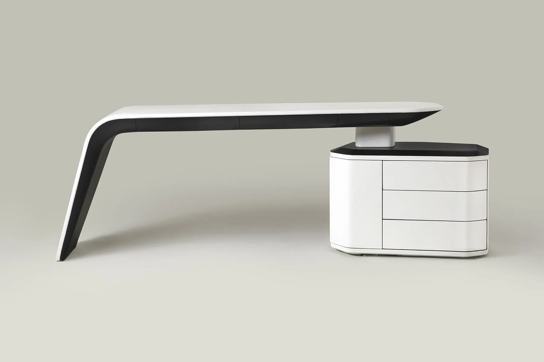 Black Pearl Desk | Home Of Chirmi | The House of Things